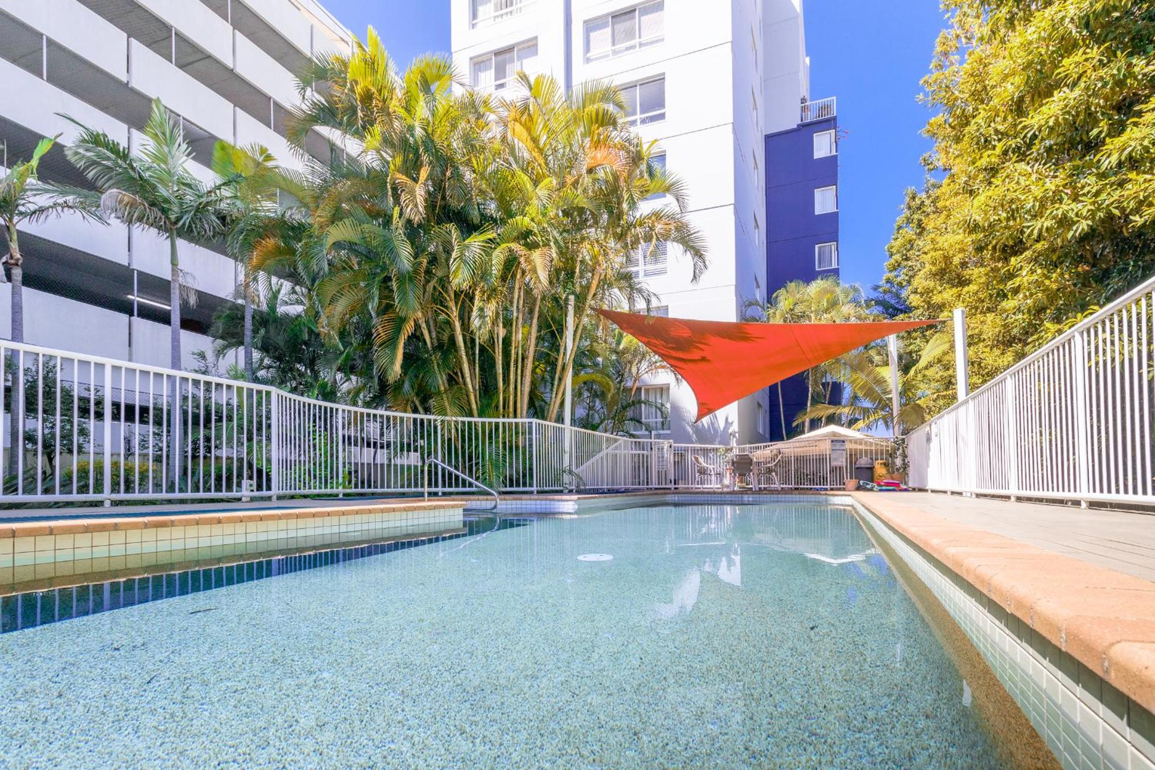 Freshly Renovated Modern Waterfront 1 Bedroom unit