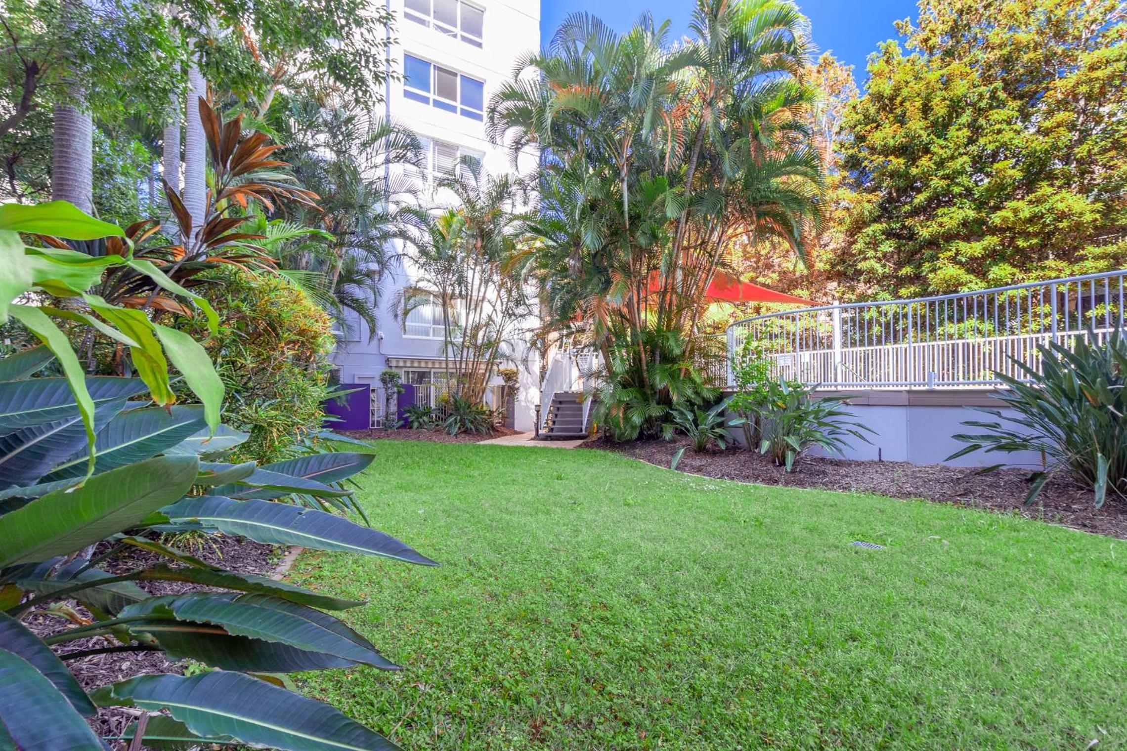 Freshly Renovated Modern Waterfront 1 Bedroom unit