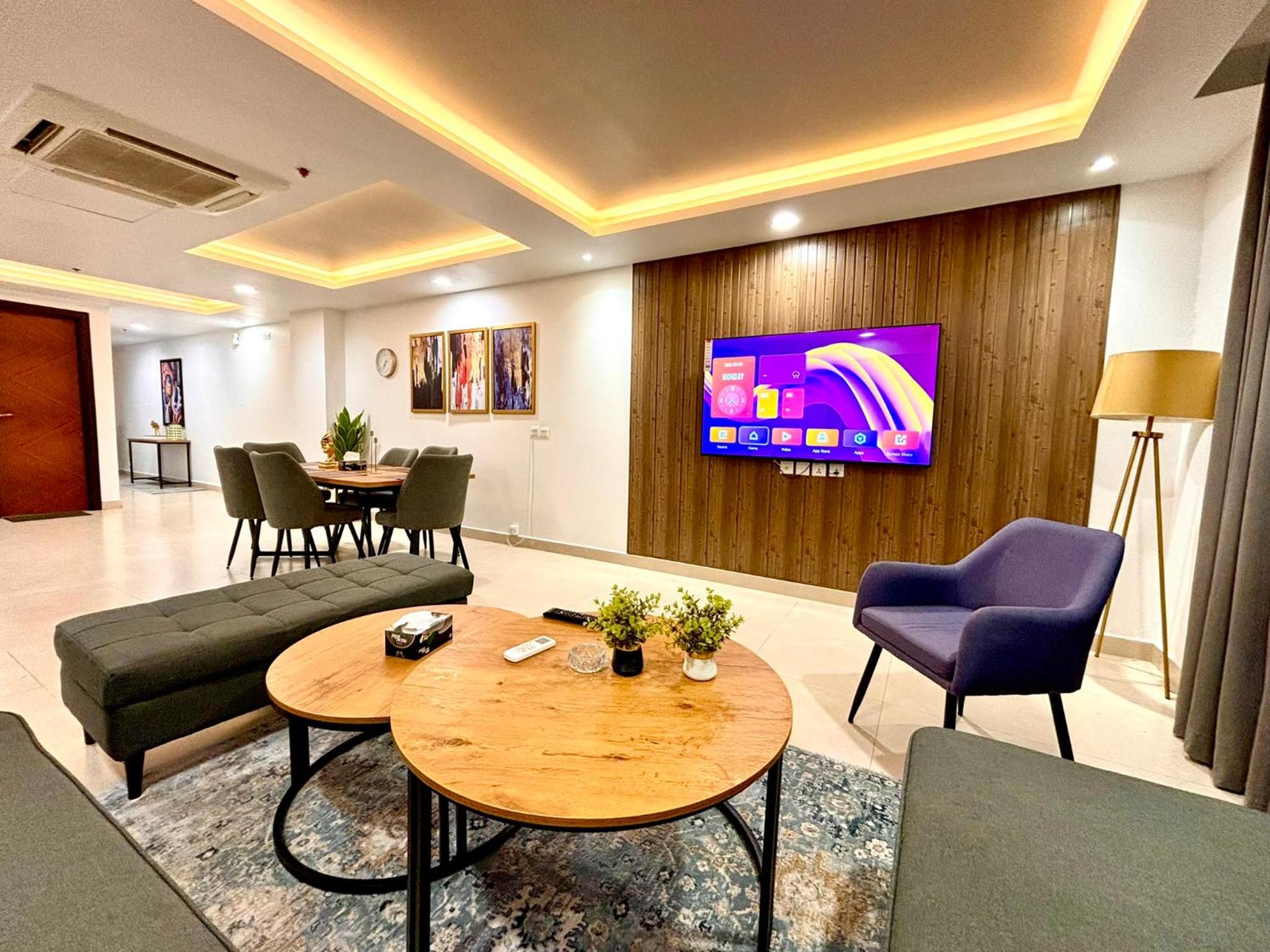 Sky Vista Apartments in Gold Crest Mall, DHA - Skyline Views view 3
