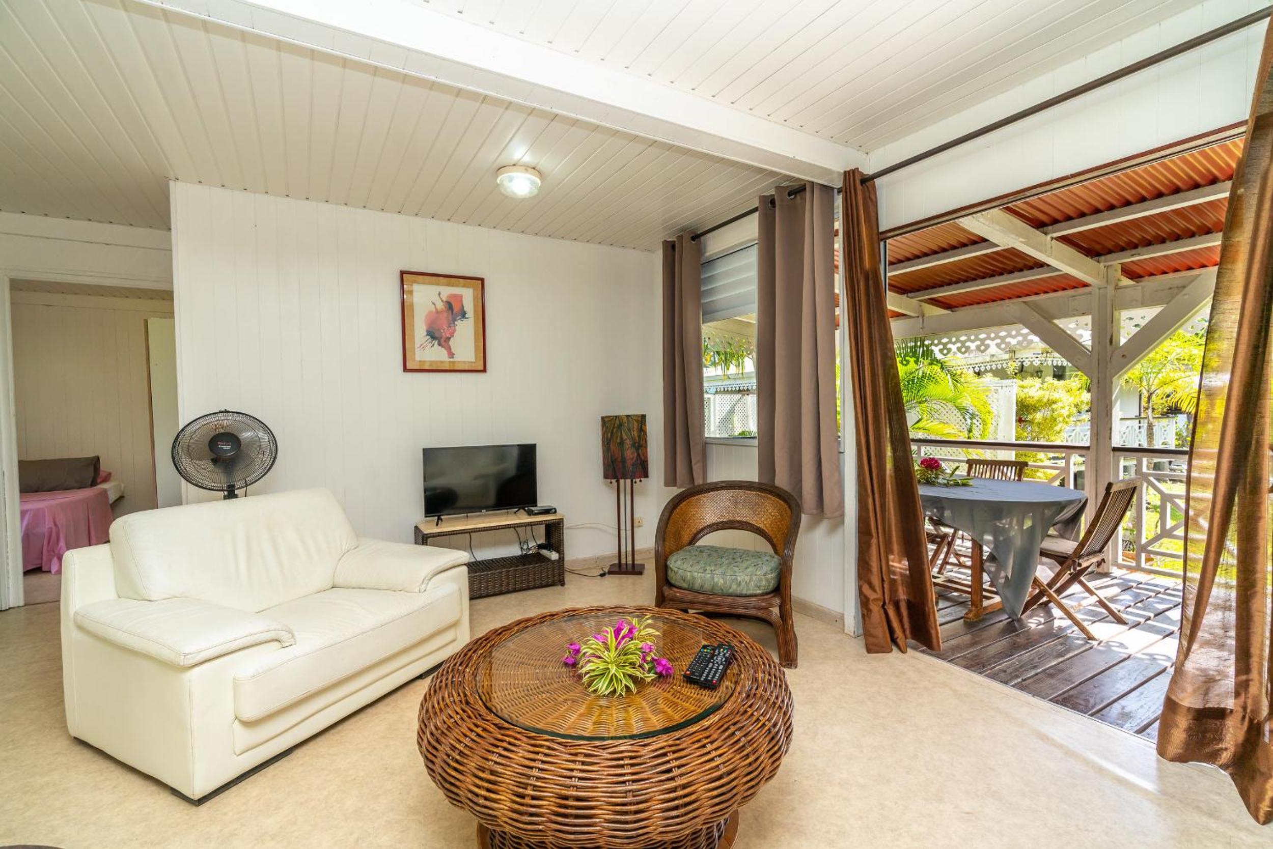 Nanet Lodge 2BR in Tiahura Moorea view 2