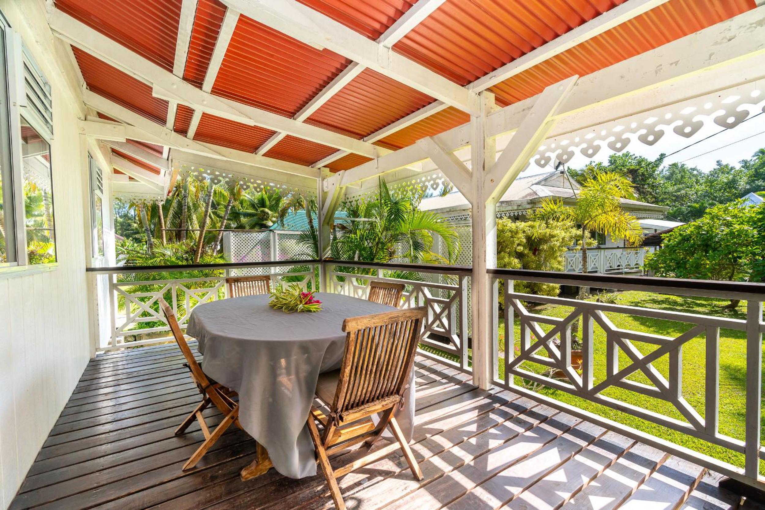 Nanet Lodge 2BR in Tiahura Moorea view 3
