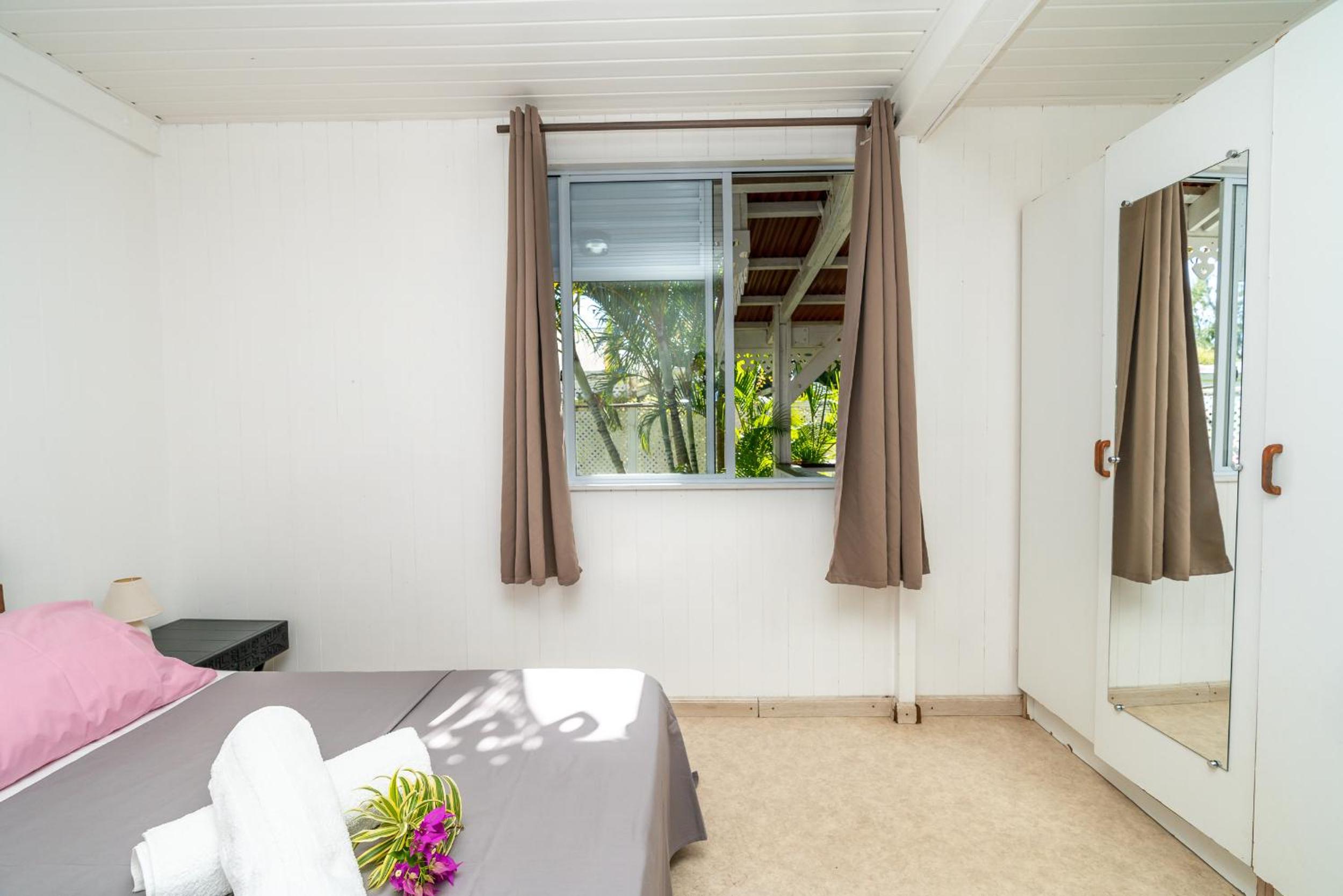 Nanet Lodge 2BR in Tiahura Moorea view 4