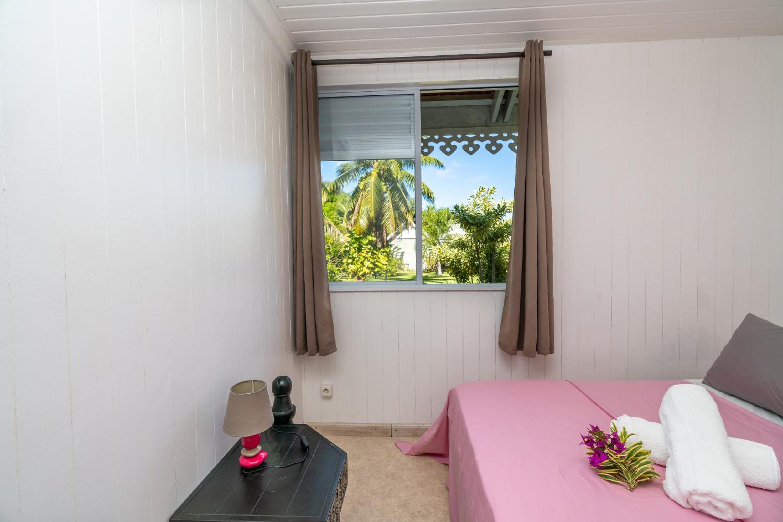 Nanet Lodge 2BR in Tiahura Moorea view 5