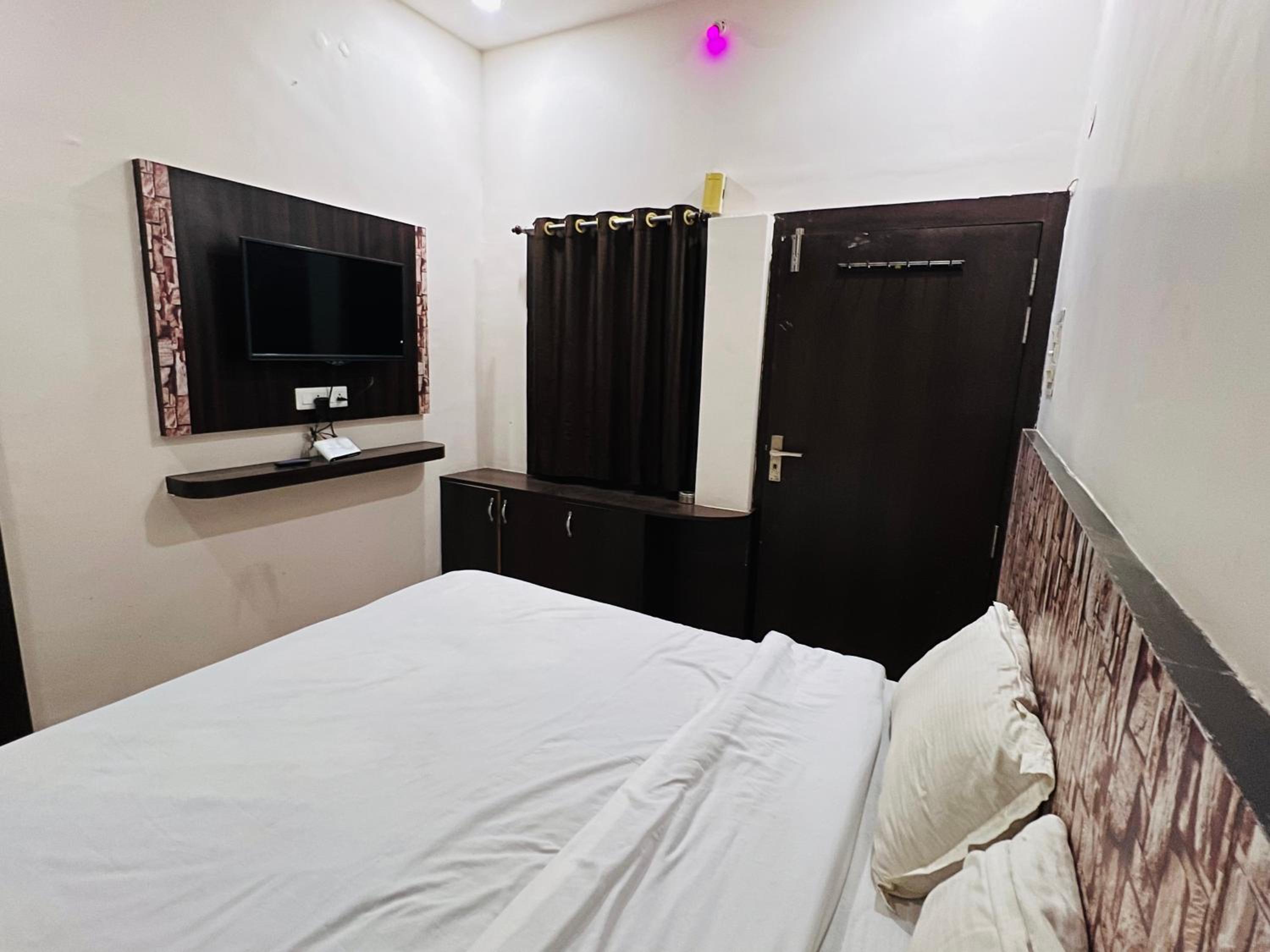 HOTEL ALOK Residency