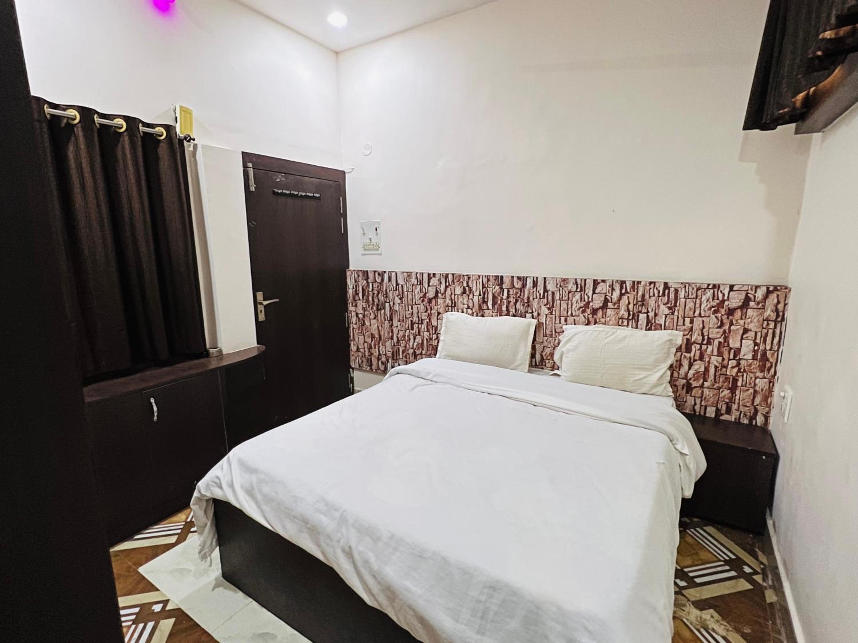 HOTEL ALOK Residency