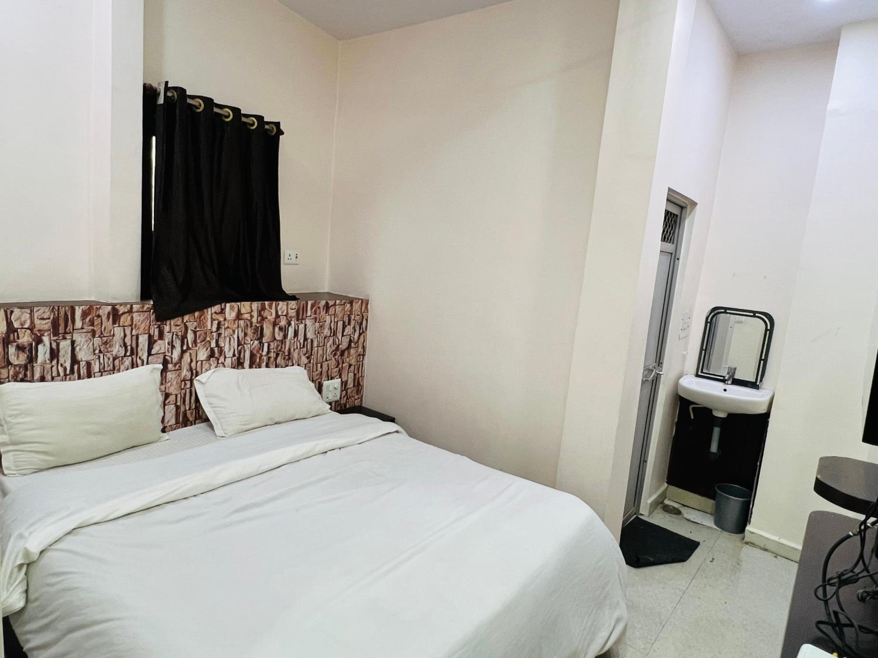 HOTEL ALOK Residency