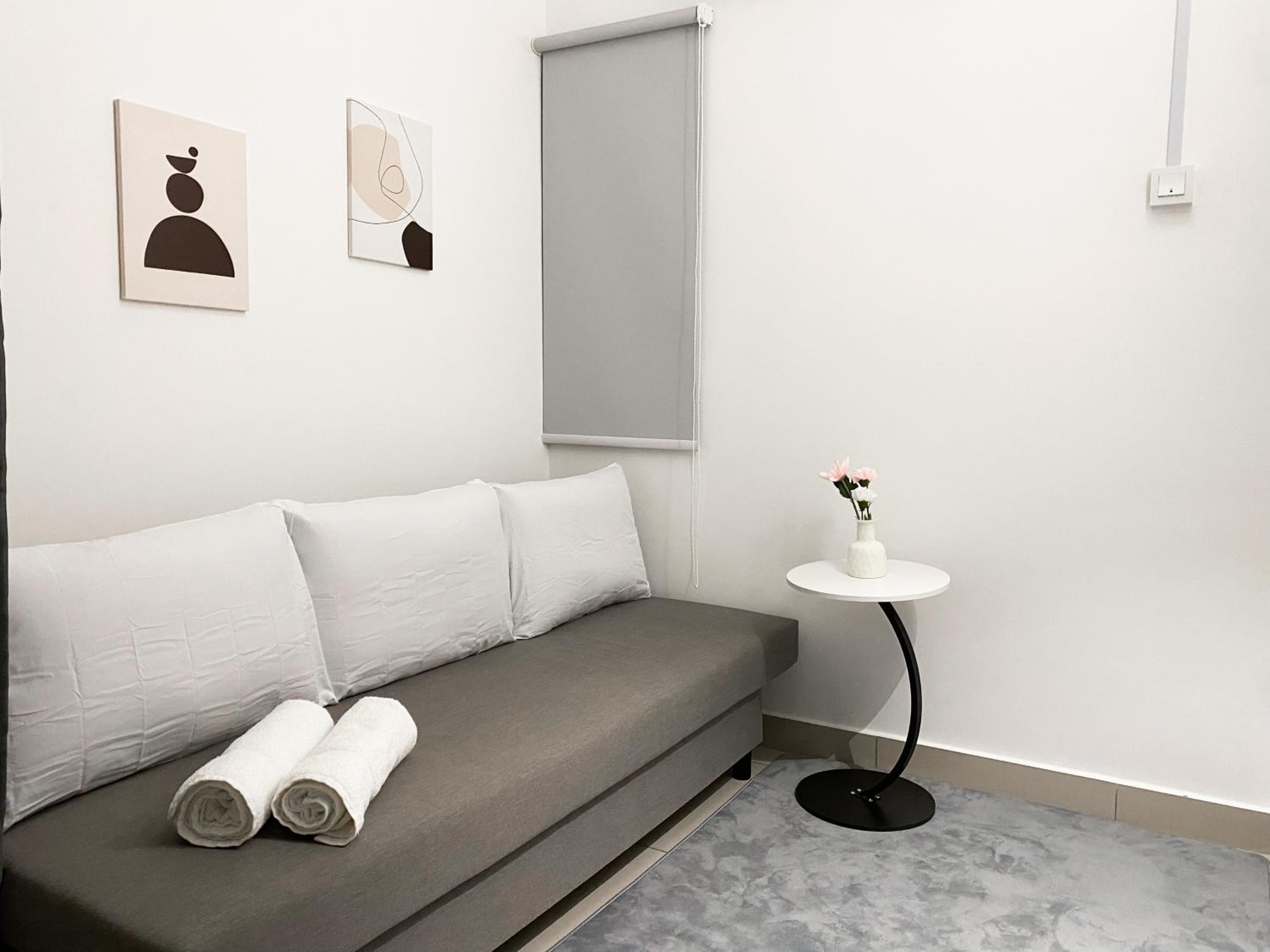 Veranda-2BR,4pax I 5mins to CIQ and KSL I Fast-Wifi