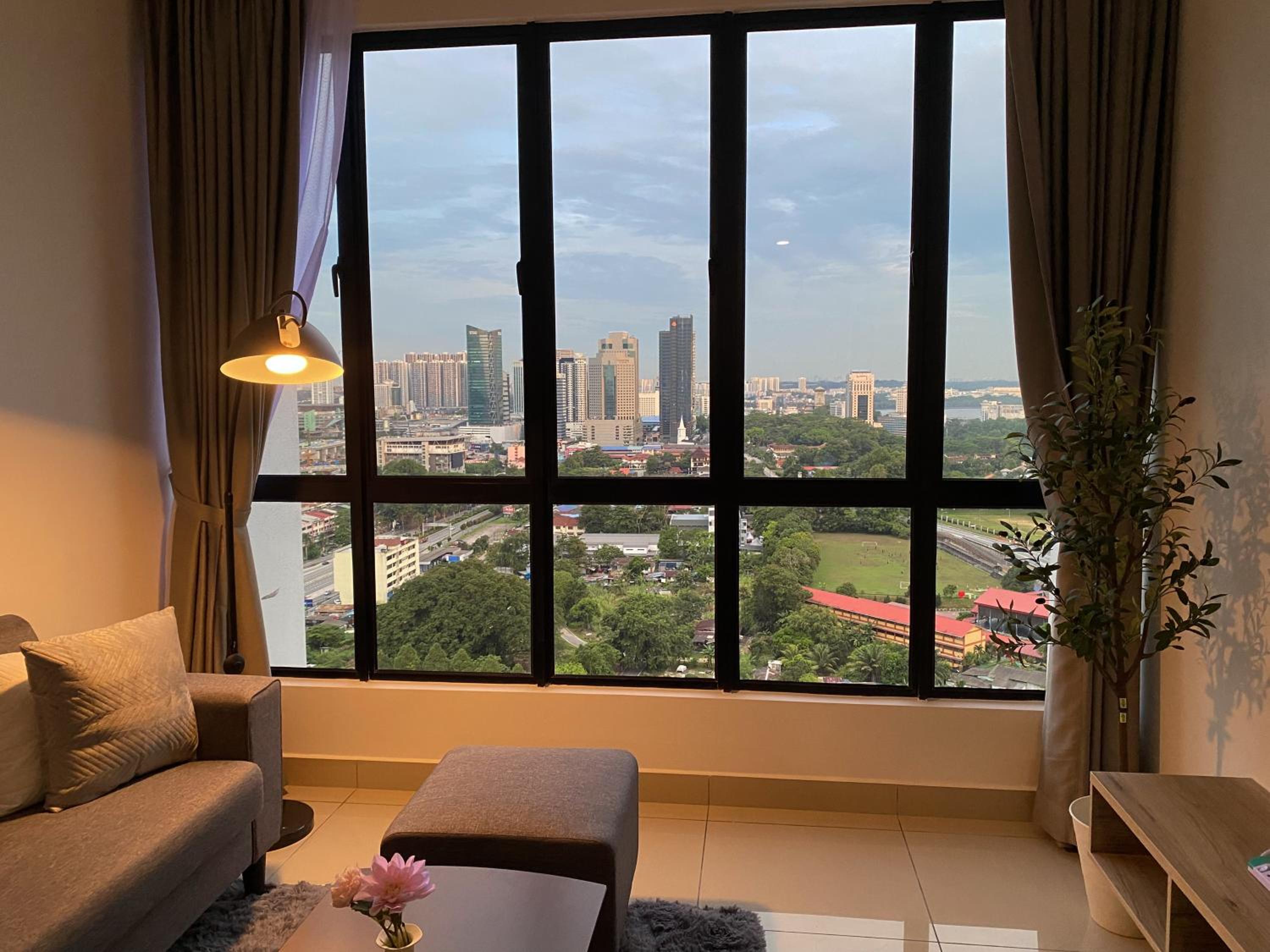 Veranda-2BR,4pax I 5mins to CIQ and KSL I Fast-Wifi