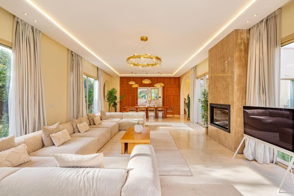 Villa Bahamas , Luxe et élégance & piscine Chauffée, jacuzzi view 5