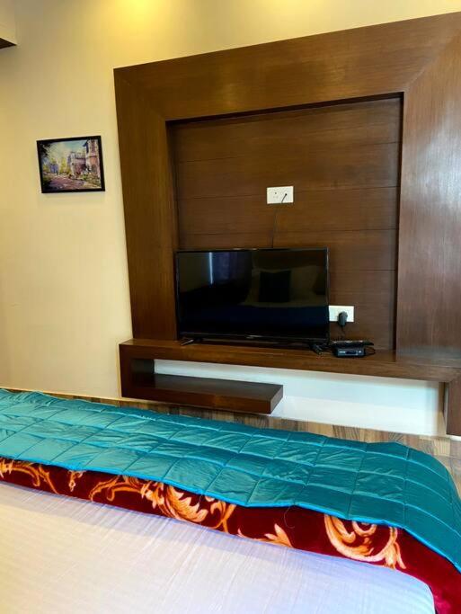 Sunset Suite - 2BR kitchen by Homeyhuts view 2