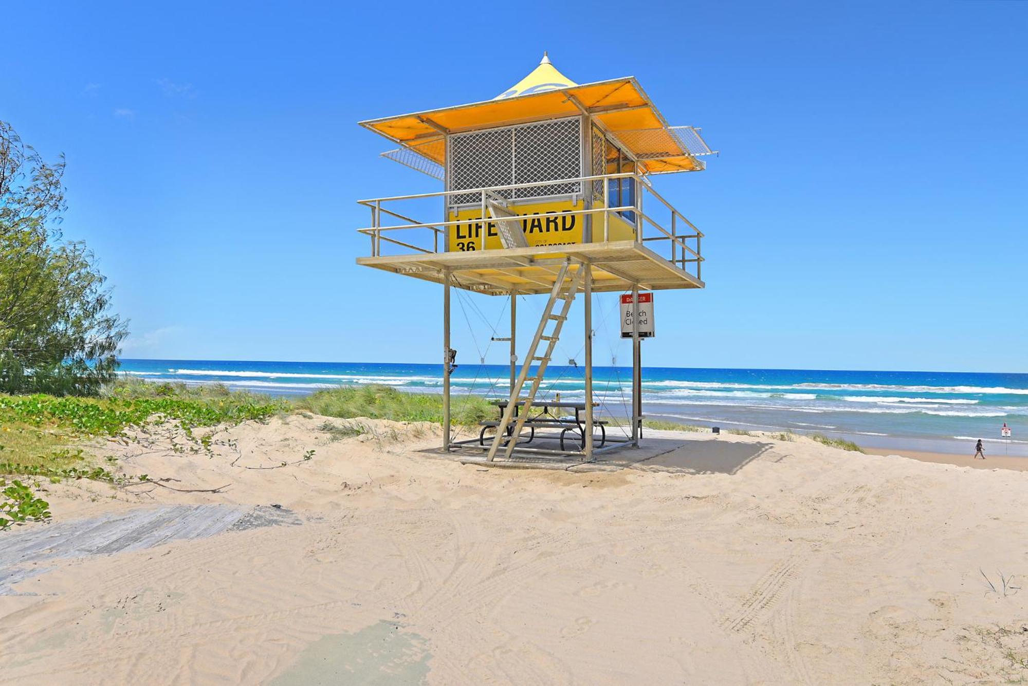 Breathtaking Ocean View & Beachside 3 Bedrooms Apartment