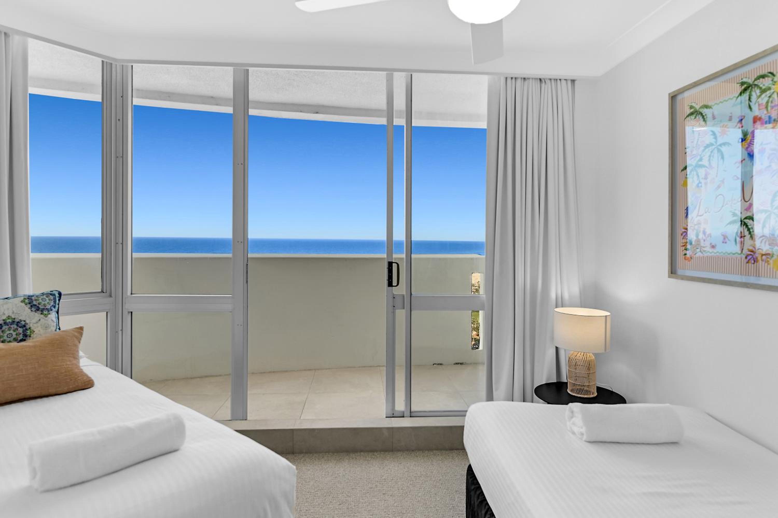 Breathtaking Ocean View & Beachside 3 Bedrooms Apartment
