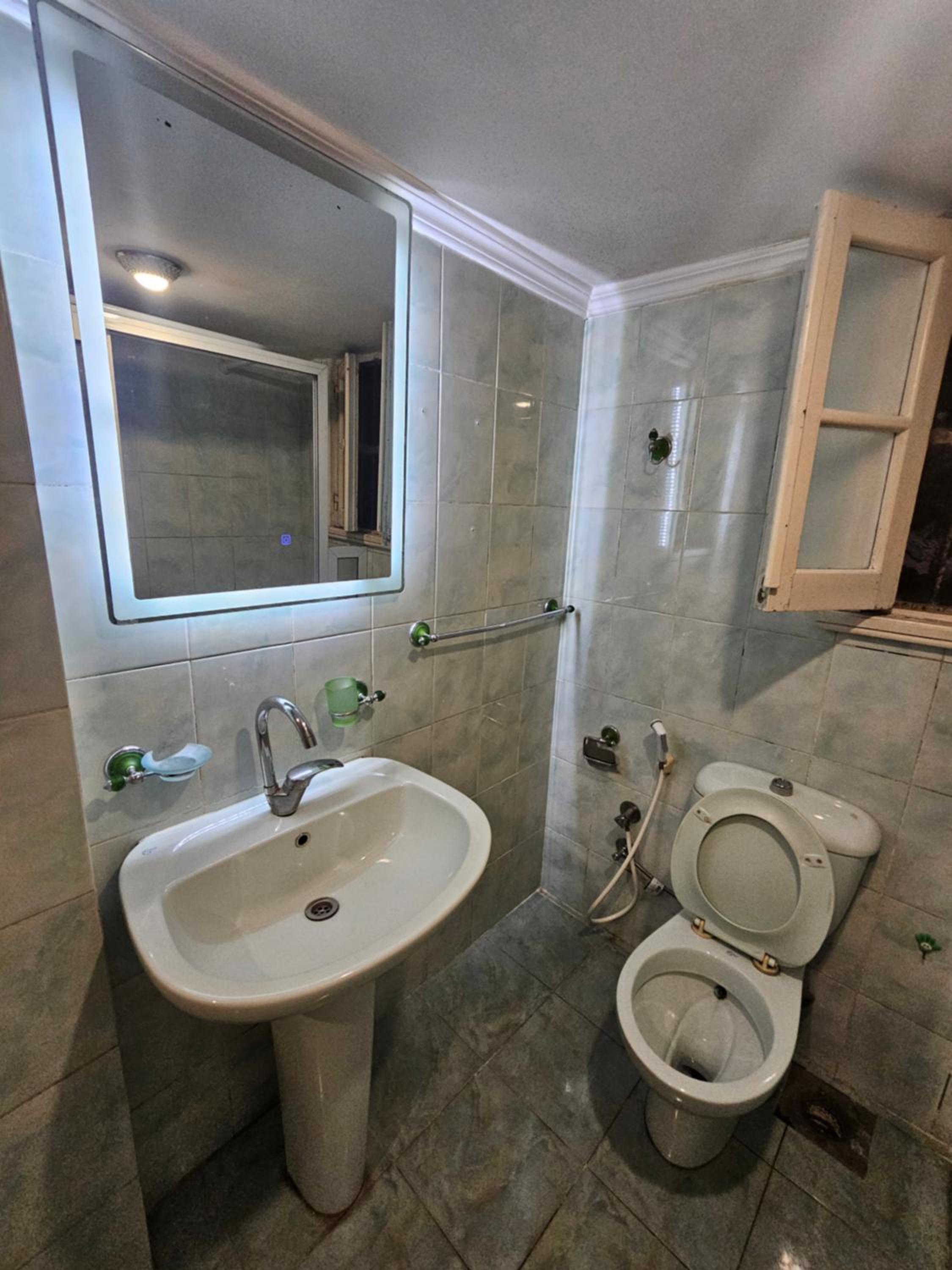 Downtown simple apartment - families only