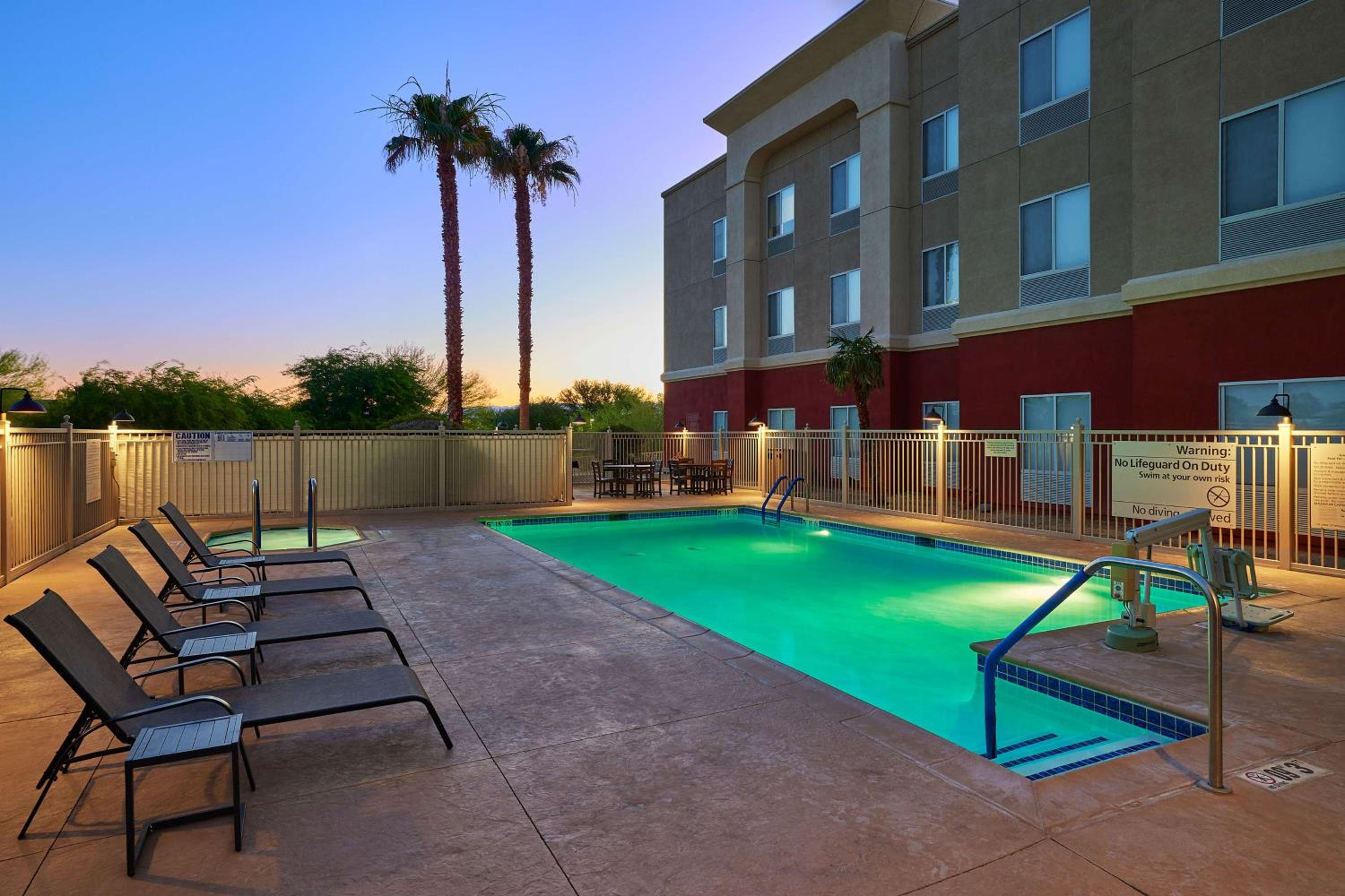 Ridgecrest Vacations - Hampton Inn  Suites Ridgecrest - Property Image 4