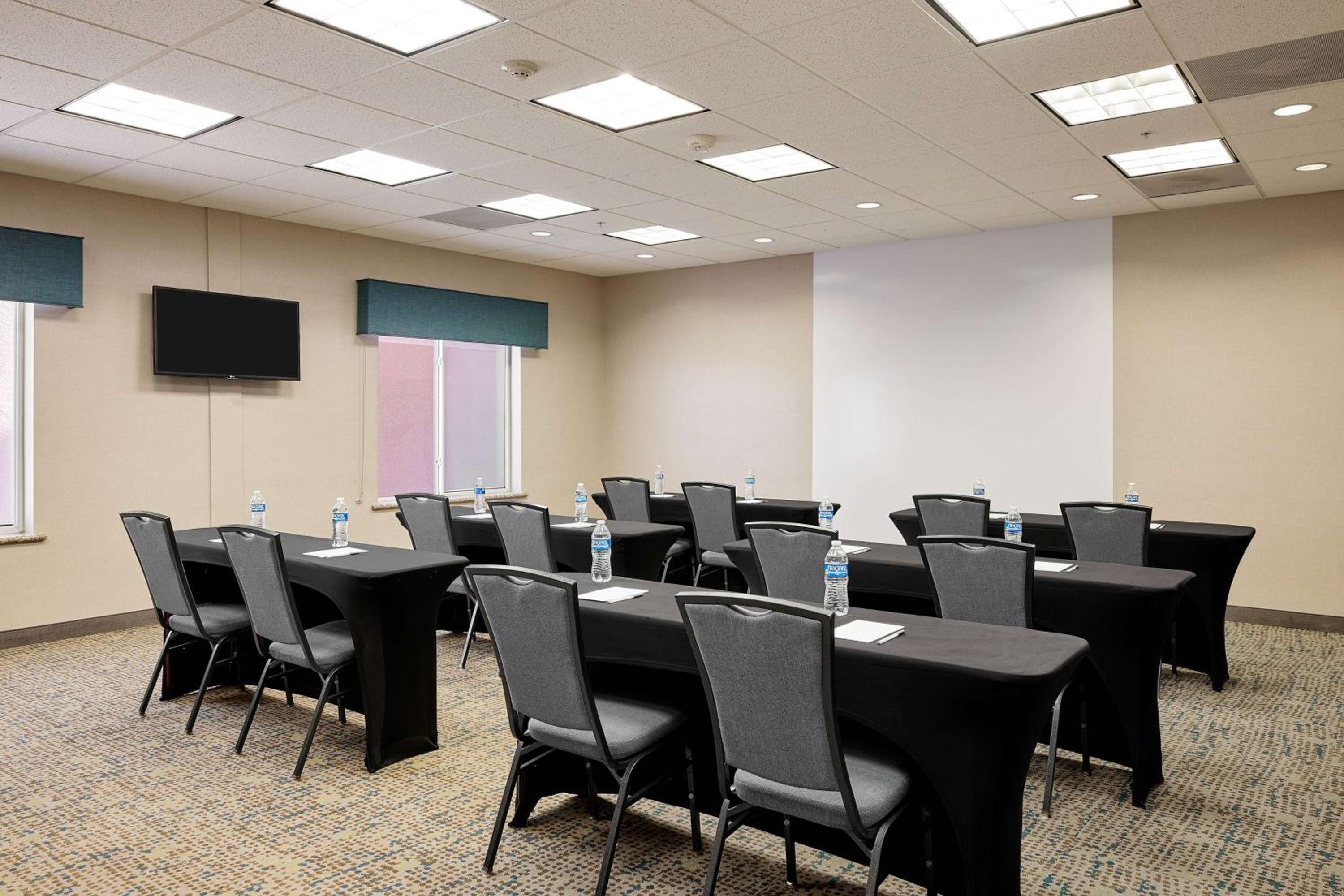 Ridgecrest Vacations - Hampton Inn  Suites Ridgecrest - Property Image 2