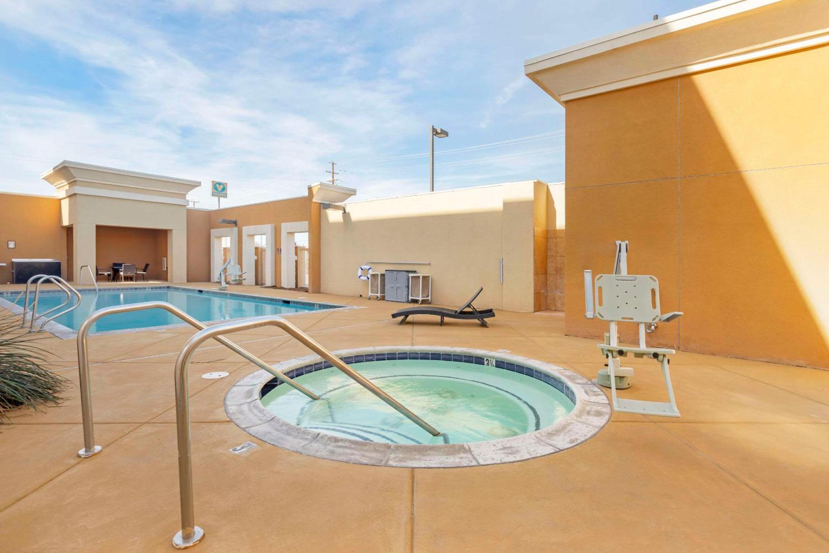 Blythe Vacations - Comfort Suites - Property Image 3