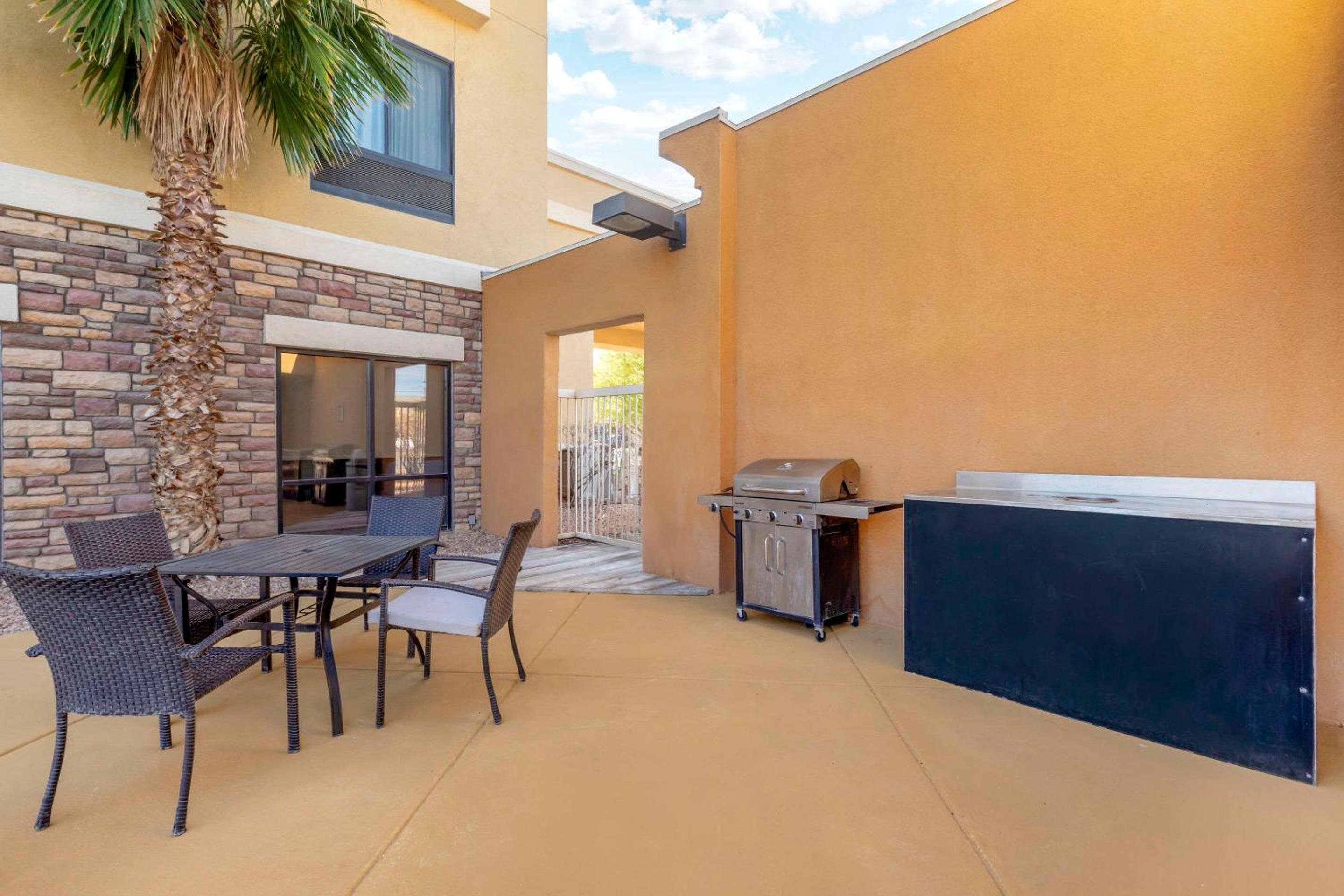 Blythe Vacations - Comfort Suites - Property Image 1
