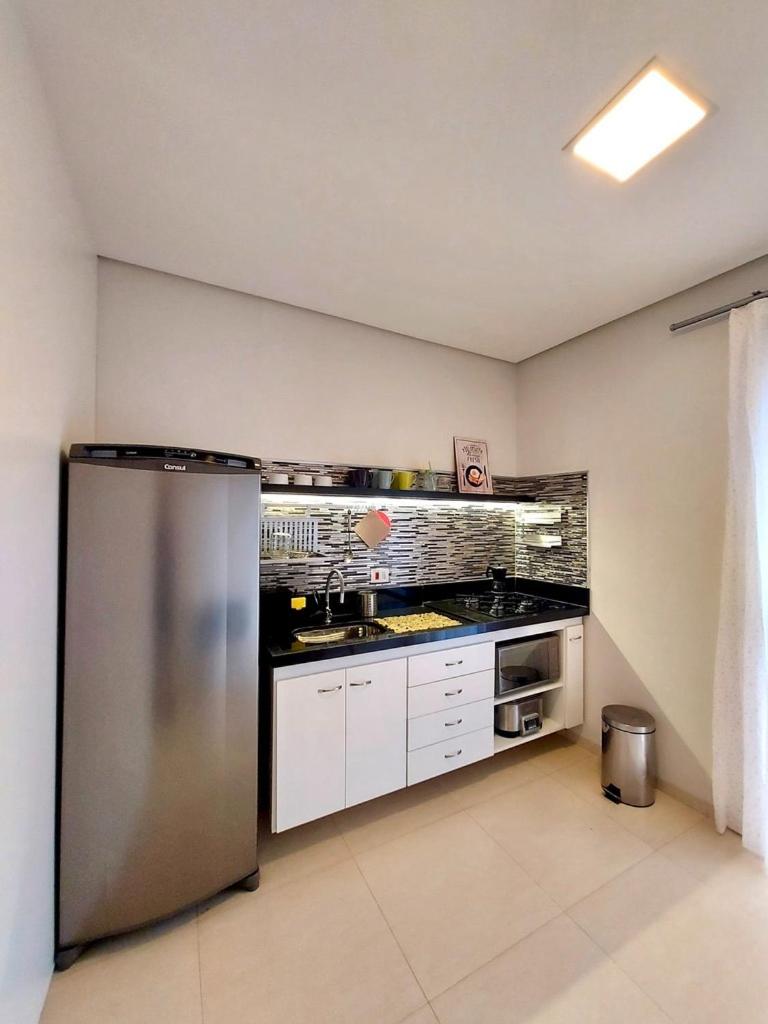 Apto Amplo e Completo - 2 Quartos, Sala e Cozinha