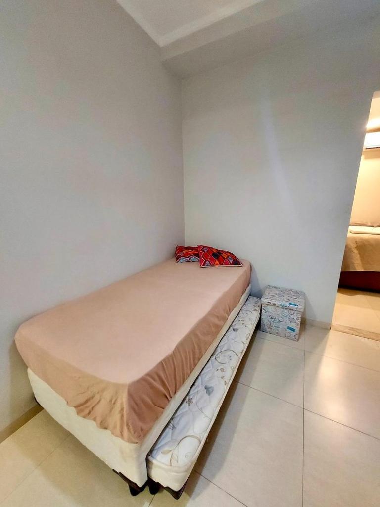Apto Amplo e Completo - 2 Quartos, Sala e Cozinha