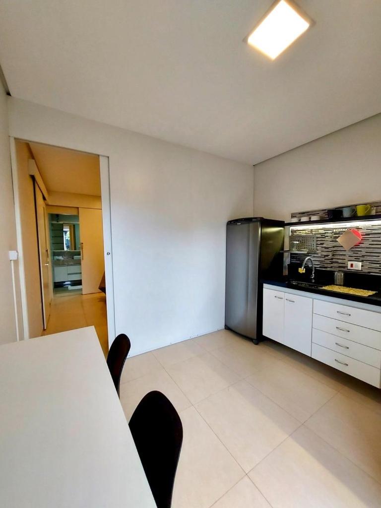 Apto Amplo e Completo - 2 Quartos, Sala e Cozinha