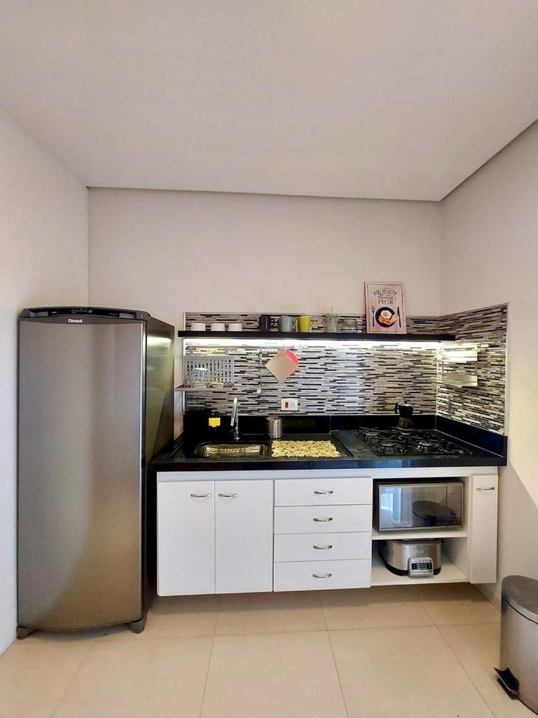 Apto Amplo e Completo - 2 Quartos, Sala e Cozinha