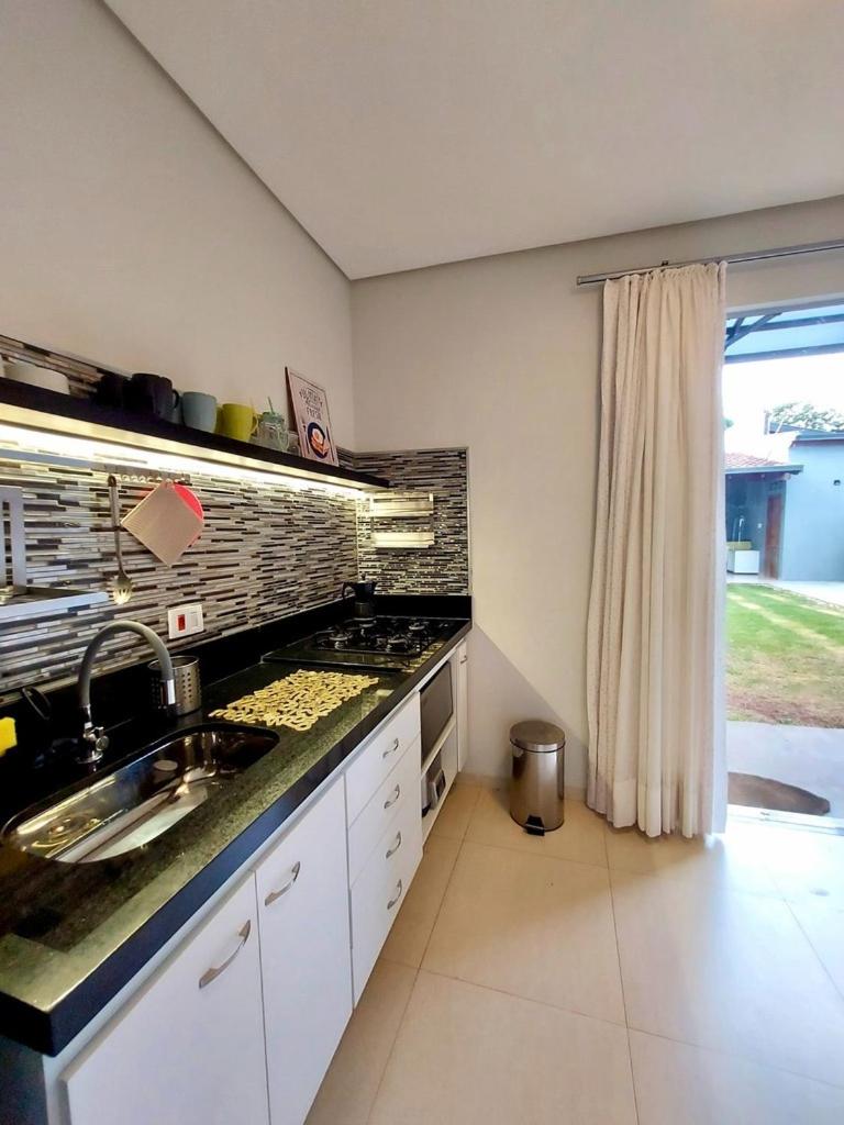 Apto Amplo e Completo - 2 Quartos, Sala e Cozinha
