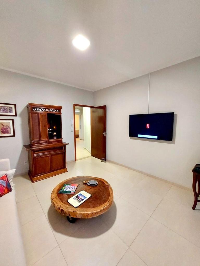 Apto Amplo e Completo - 2 Quartos, Sala e Cozinha