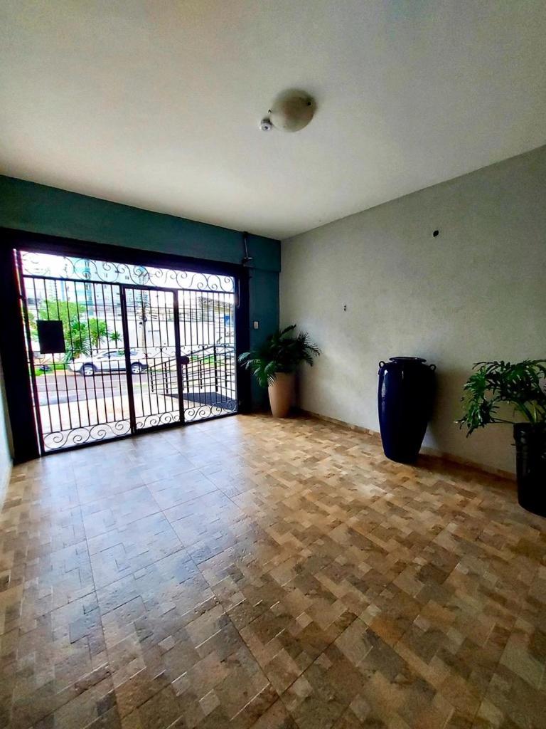 Apto Amplo e Completo - 2 Quartos, Sala e Cozinha