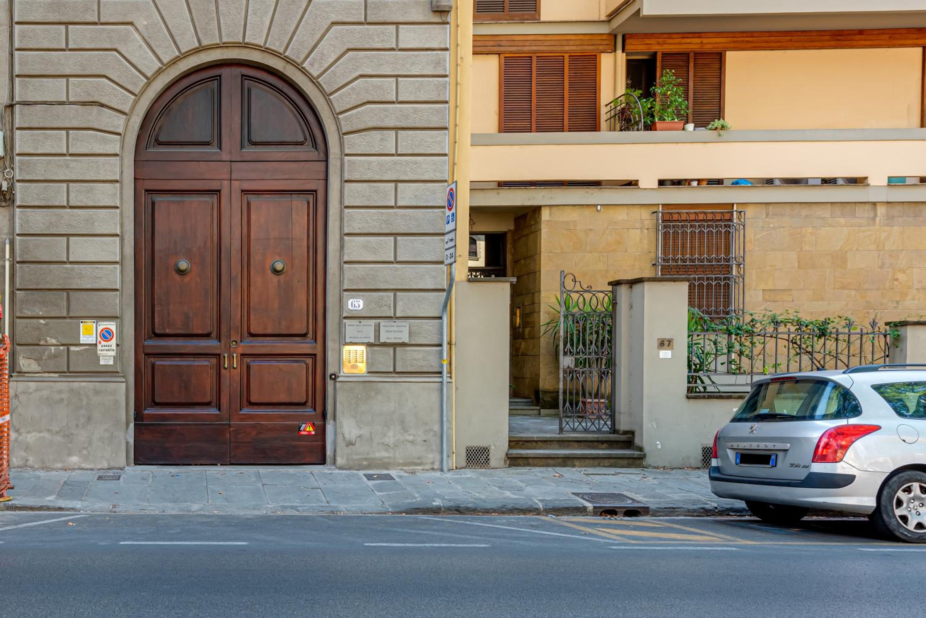Flora - Sweet Dreams in Florence