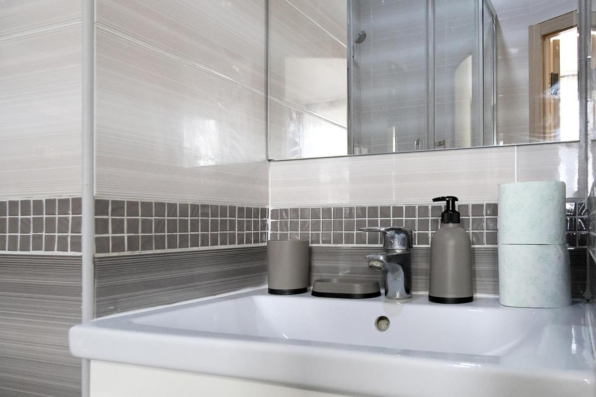 Buk Apartments on Doroshenka 25 view 5