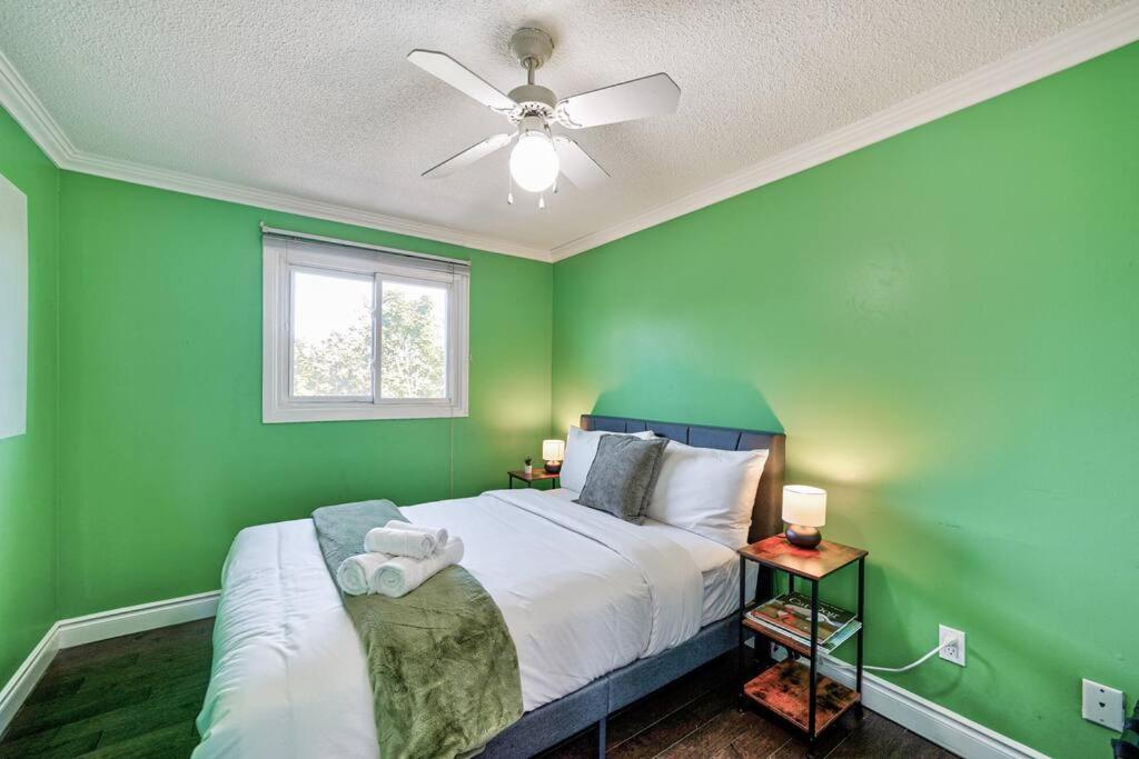 4BR Scarborough Gem, Freshly Renovated, 7 Car Parking