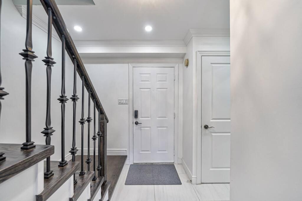 4BR Scarborough Gem, Freshly Renovated, 7 Car Parking