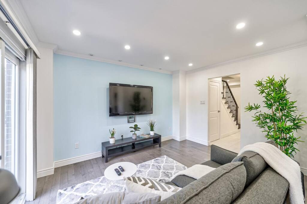 4BR Scarborough Gem, Freshly Renovated, 7 Car Parking