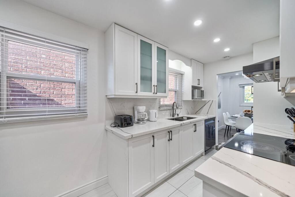 4BR Scarborough Gem, Freshly Renovated, 7 Car Parking