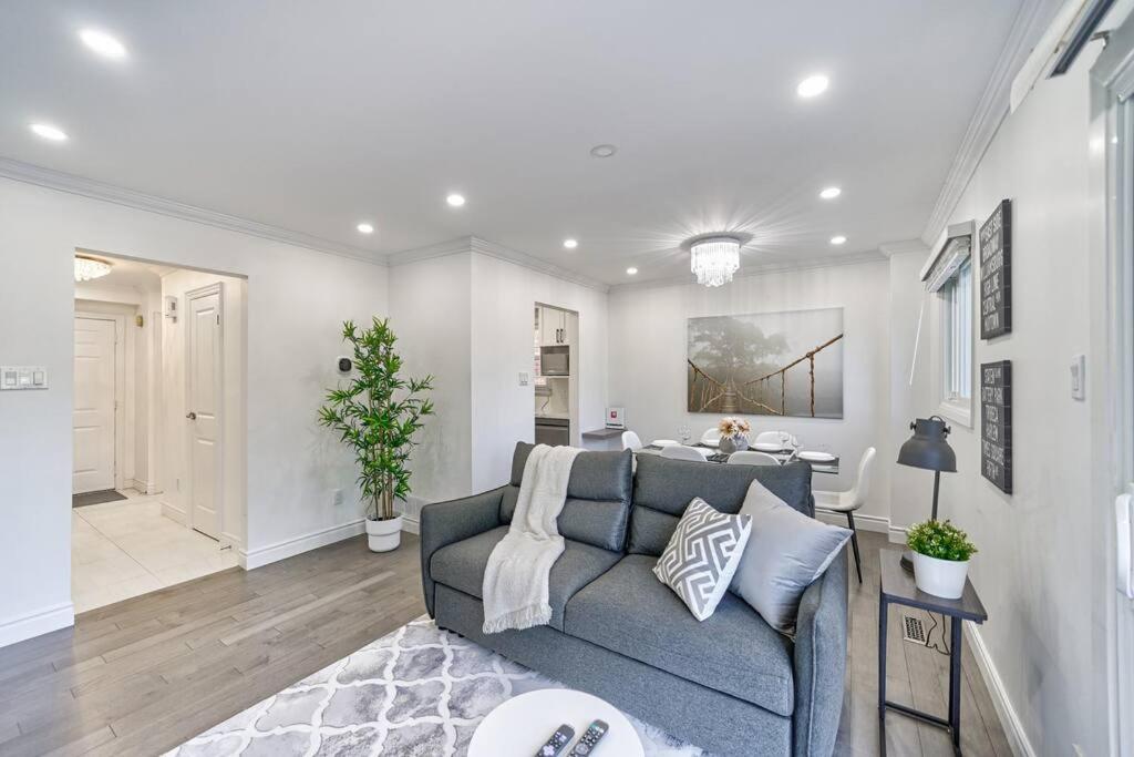 4BR Scarborough Gem, Freshly Renovated, 7 Car Parking