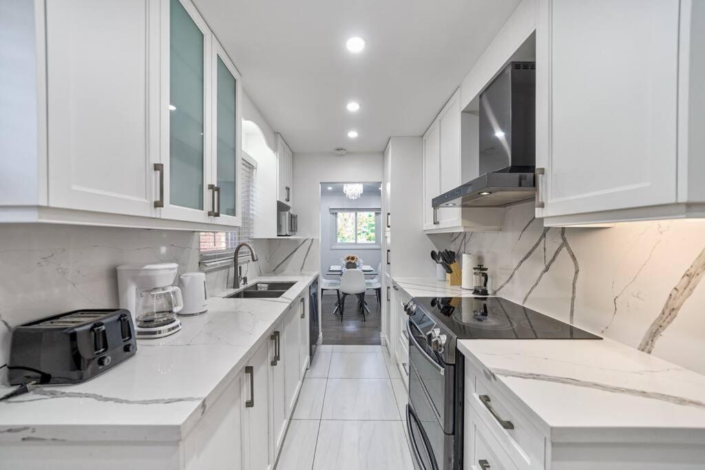 4BR Scarborough Gem, Freshly Renovated, 7 Car Parking