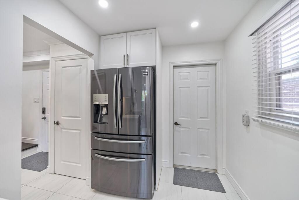 4BR Scarborough Gem, Freshly Renovated, 7 Car Parking
