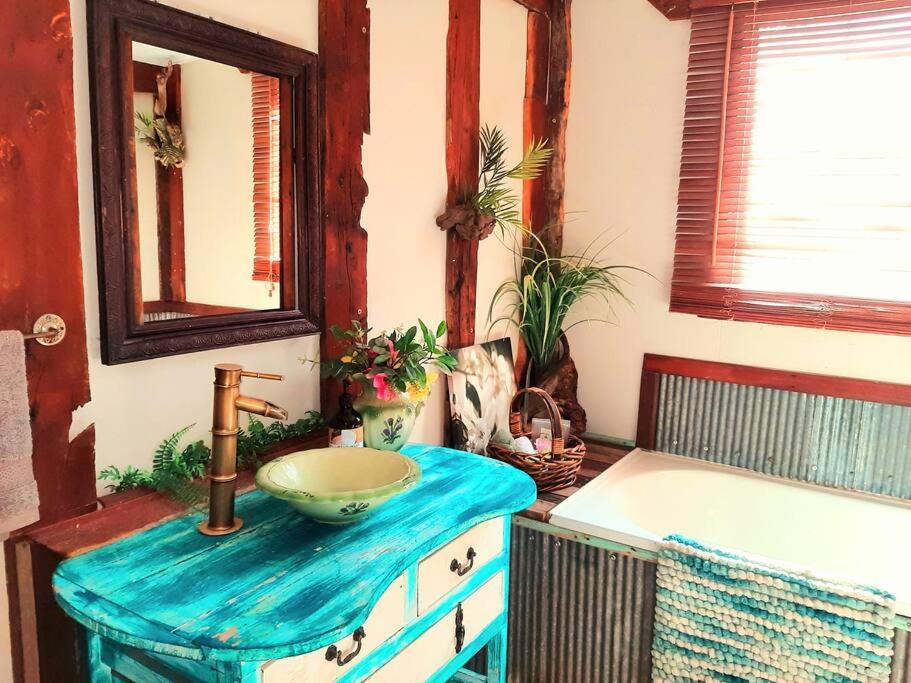 Rosewood Cottage -Entire 2 bedroom home with Netflix & WiFi