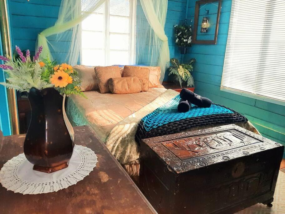 Rosewood Cottage -Entire 2 bedroom home with Netflix & WiFi