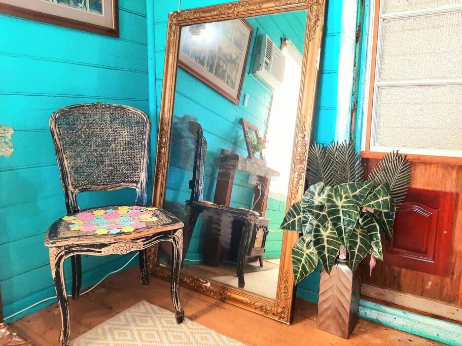 Rosewood Cottage -Entire 2 bedroom home with Netflix & WiFi