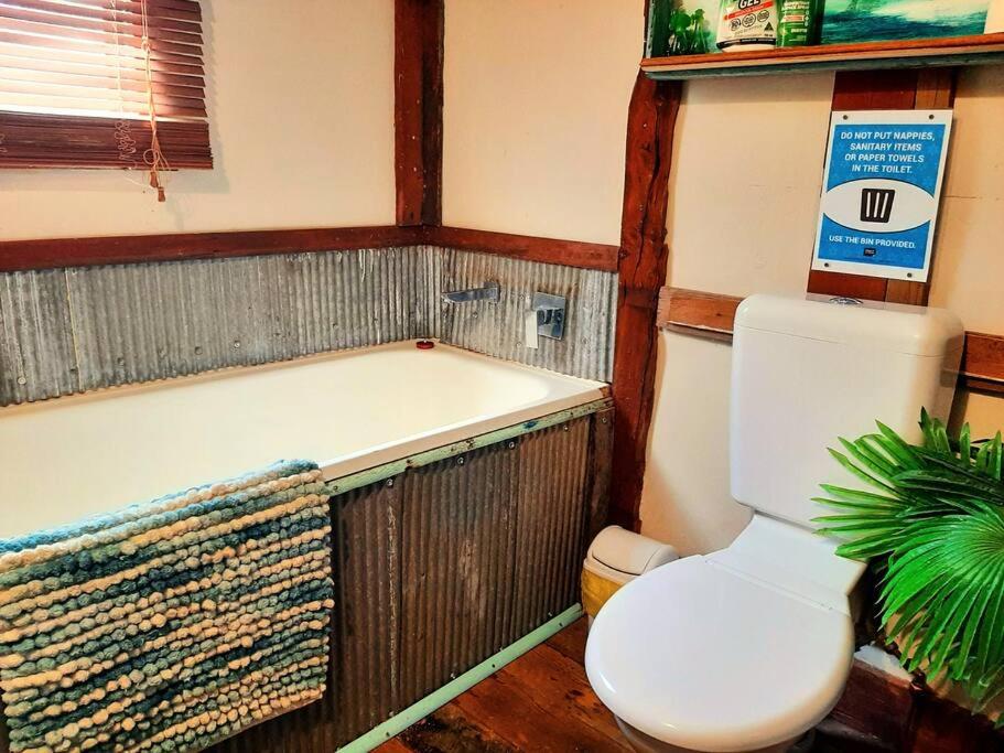 Rosewood Cottage -Entire 2 bedroom home with Netflix & WiFi