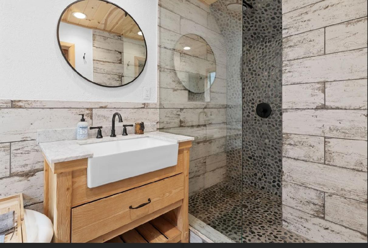 Central located Cabin with hottub in Big Bear Lake view 5