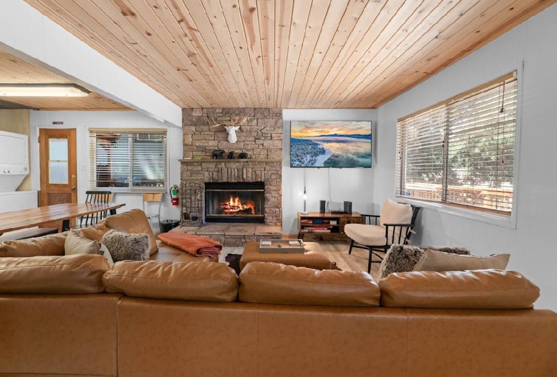 Central located Cabin with hottub in Big Bear Lake view 3