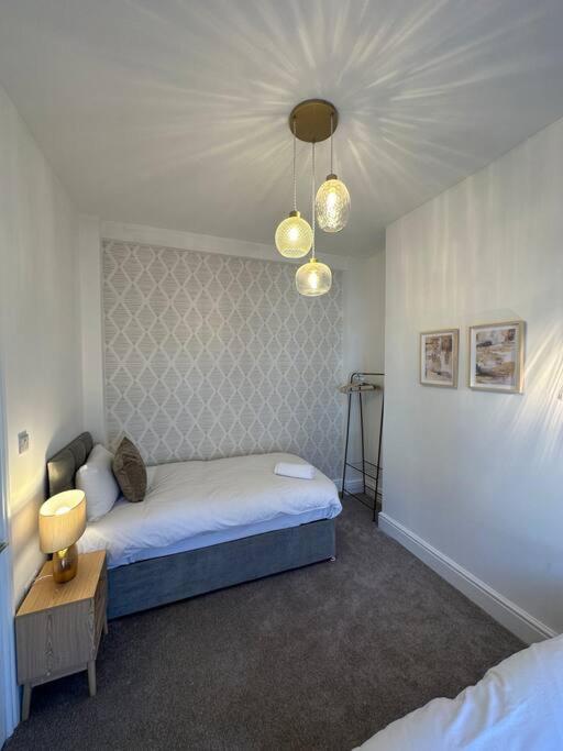 Three bedroom home Manchester, sleeps 8! photo 3