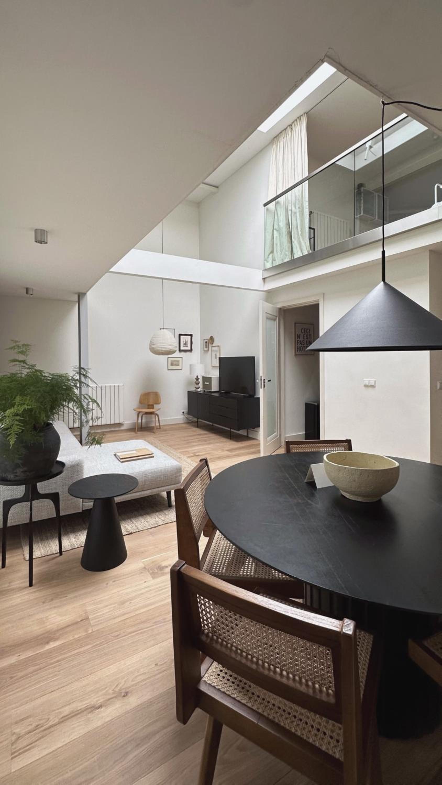 Luxury spacious private loft, between city & beach view 4