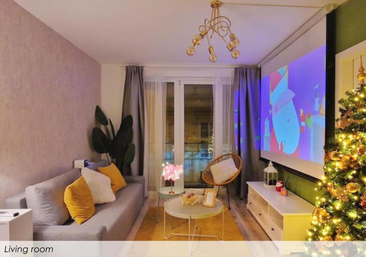 A104 - Liberty Bridge Projection home with free parking view 2