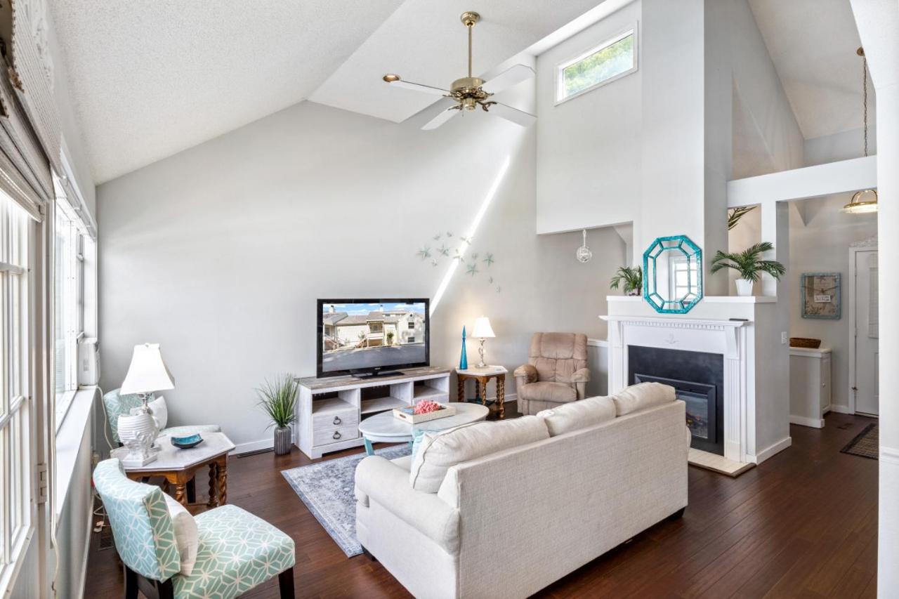 Panoramic Point, Waterfront Condo with Pool, Tennis