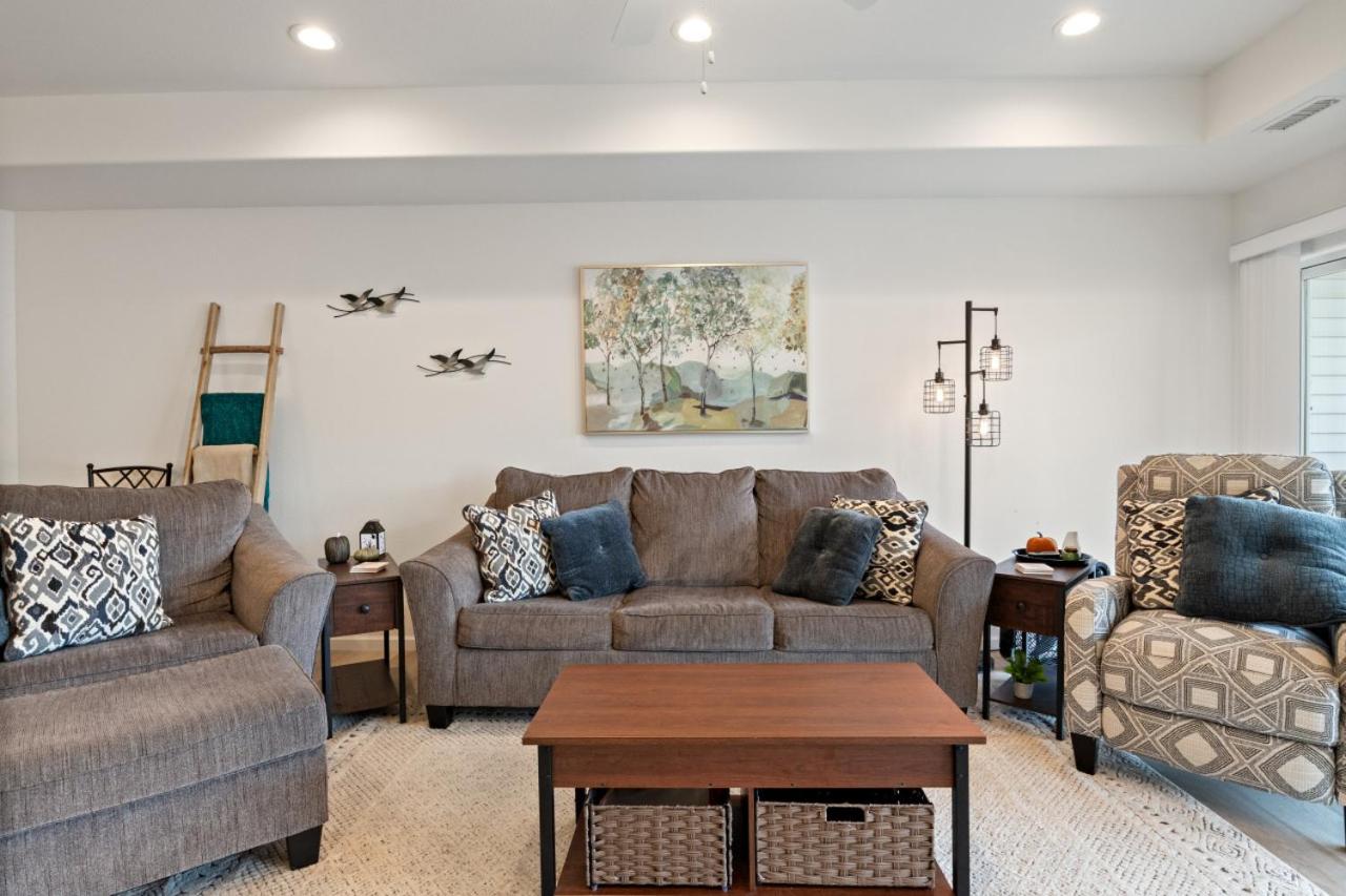 Emerald Escape, Luxury Waterfront Condo with pool view 4