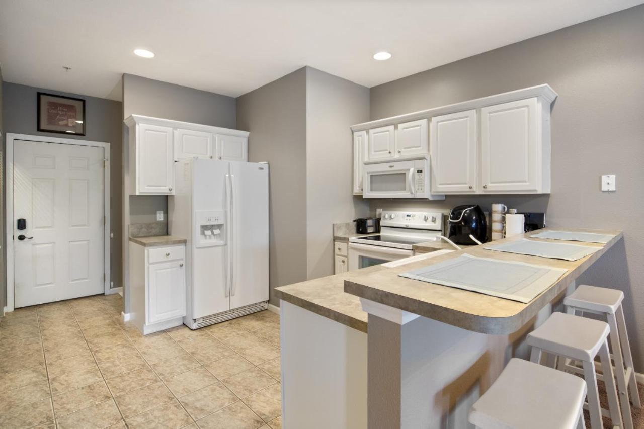 Cedar Heights Delight-Waterfront, Pools, Wet Bar view 3