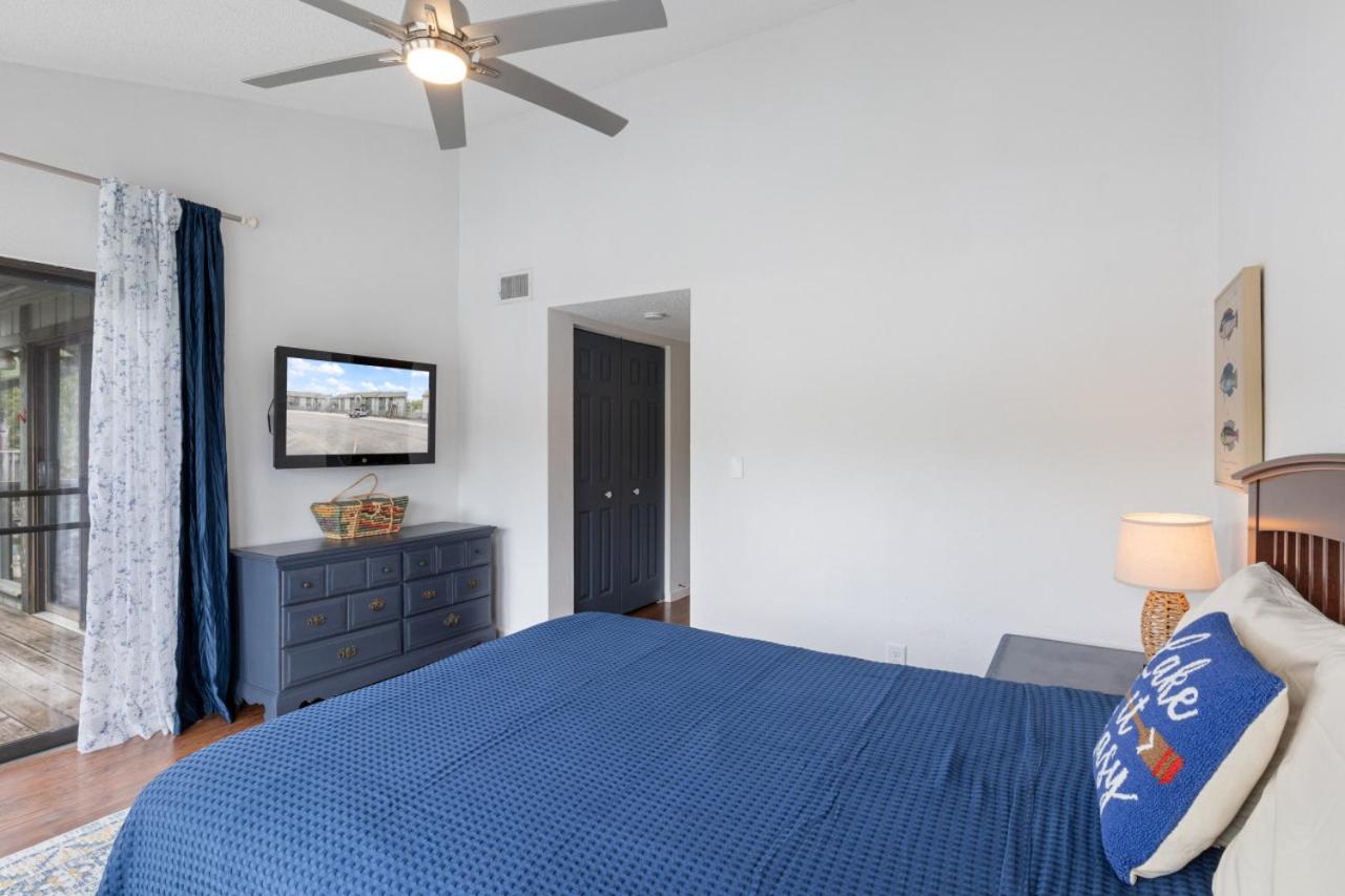 Top Floor Fishing Loft - Lakeside Pool view 5